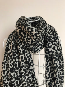Pure Cashmere Lightweight Leopard Print Scarf in Black & White